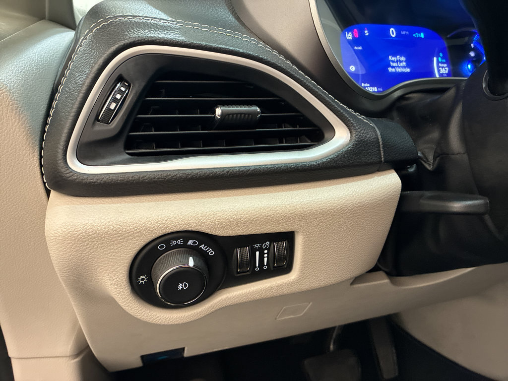 Used 2024 Chrysler Pacifica Limited FWD image 27