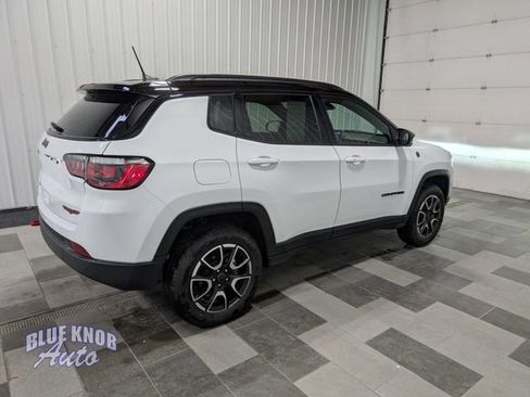 Used 2025 Jeep Compass Trailhawk AWD/4WD image 4