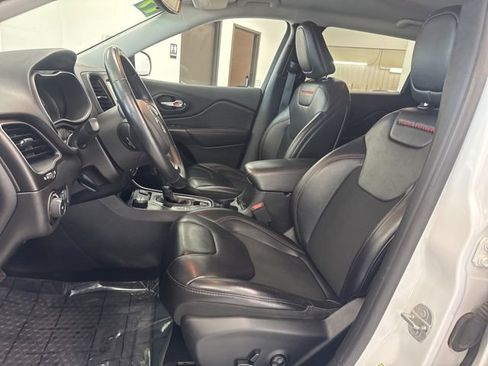 Used 2019 Jeep Cherokee Trailhawk w/ Cold Weather Group AWD/4WD image 5