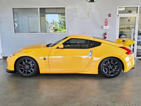 Used 2017 Nissan 370Z Coupe RWD image 7