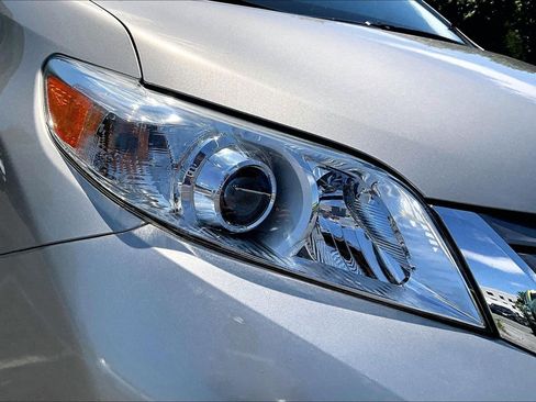Used 2017 Toyota Sienna XLE FWD image 28