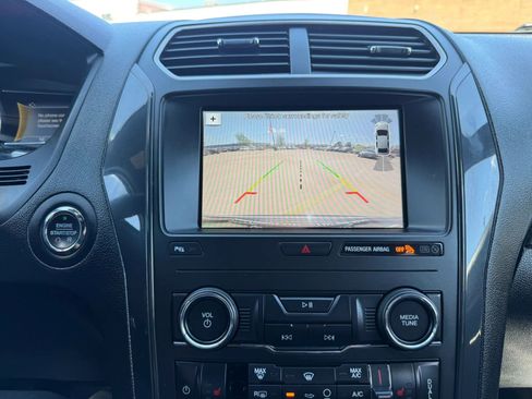 Used 2018 Ford Explorer XLT w/ Equipment Group 202A AWD/4WD image 38