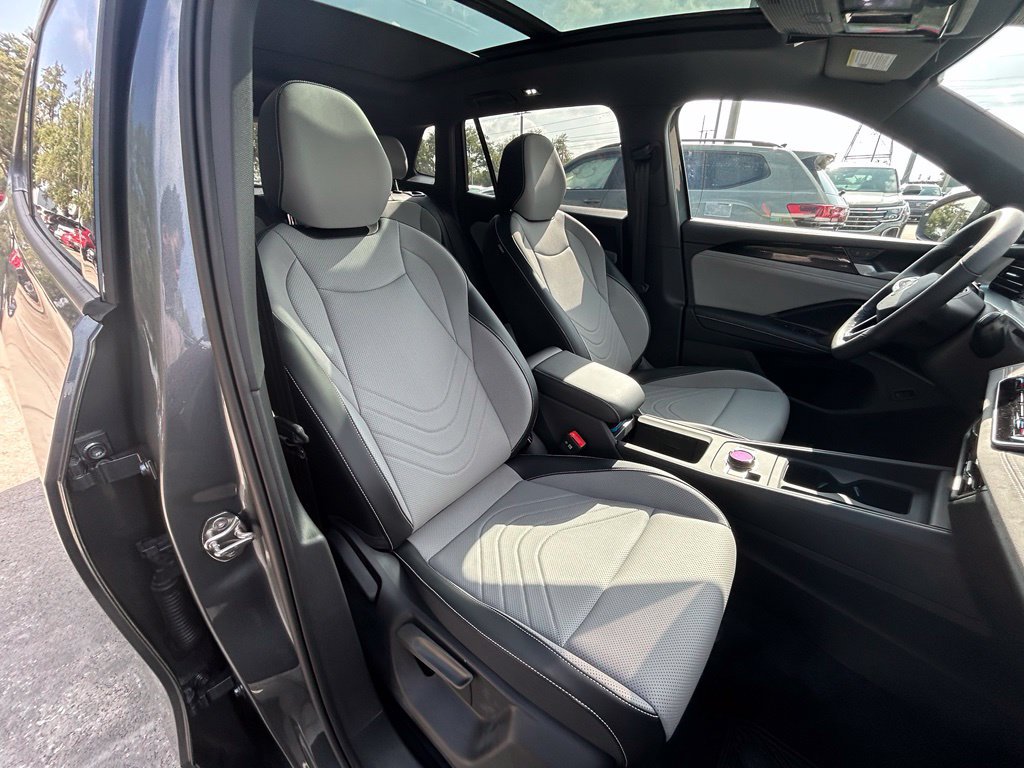 New 2026 Volkswagen Tiguan SE R-Line FWD image 31