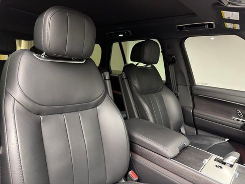Certified 2025 Land Rover Range Rover SE image 4