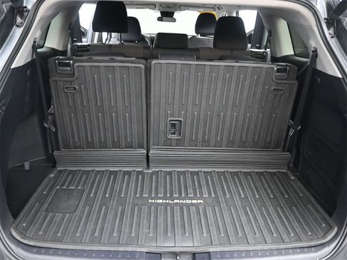 Used 2023 Toyota Highlander L image 18