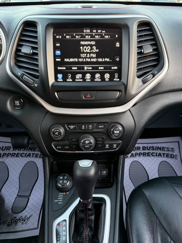 Used 2016 Jeep Cherokee Trailhawk w/ Comfort/Convenience Group AWD/4WD image 17