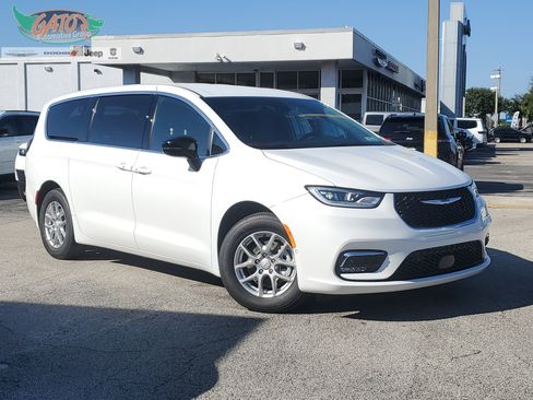 New 2026 Chrysler Pacifica Select image 1
