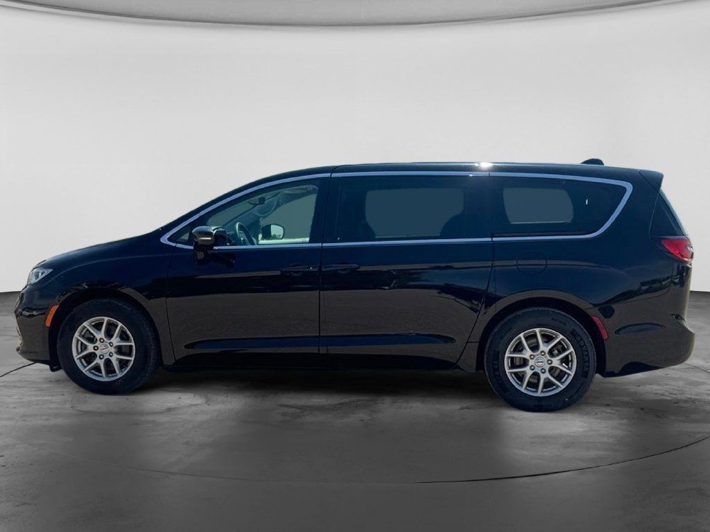 Used 2024 Chrysler Pacifica Touring-L FWD image 10