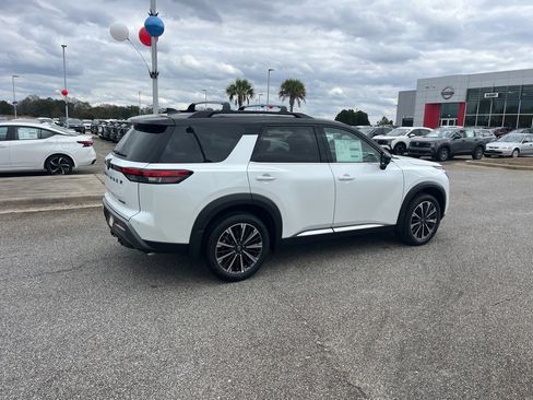New 2026 Nissan Pathfinder Platinum image 5