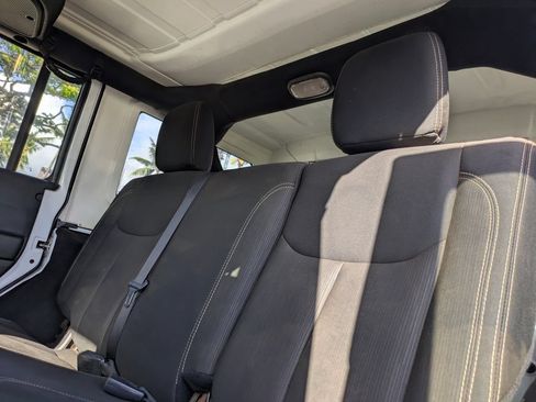 Used 2017 Jeep Wrangler Unlimited Sahara w/ Connectivity Group AWD/4WD image 15