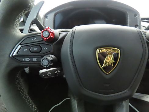 Used 2024 Lamborghini Revuelto image 11