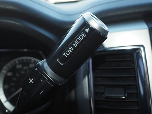 Used 2018 Nissan Titan SV w/ SV Convenience Package image 24