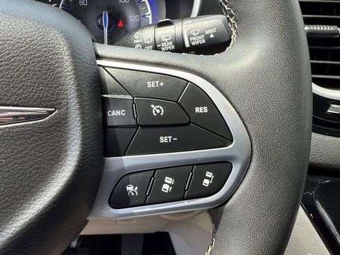 Used 2024 Chrysler Pacifica Touring-L FWD image 19