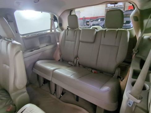 Used 2013 Chrysler Town & Country Touring FWD image 31