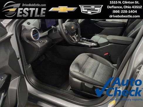 Used 2025 Chevrolet Trax LT w/ LT Convenience Package FWD image 9