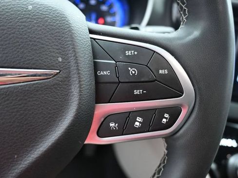 Used 2023 Chrysler Pacifica Touring-L FWD image 30