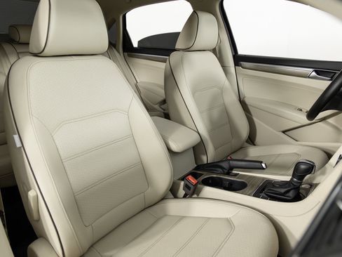 Used 2018 Volkswagen Passat 2.0T SE image 27