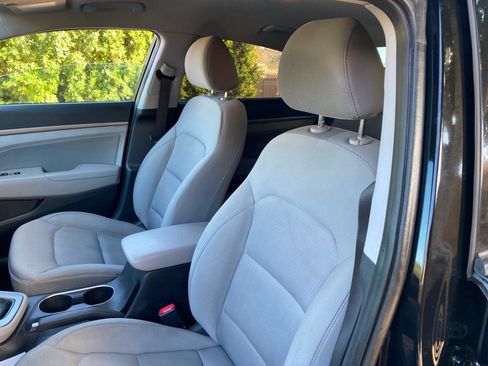 Used 2017 Hyundai Elantra SE image 21