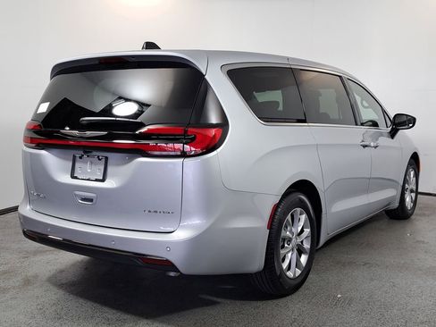 New 2026 Chrysler Pacifica Limited image 6