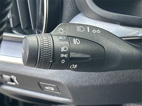 Used 2019 Volvo S60 T6 Momentum w/ Multimedia Package image 19