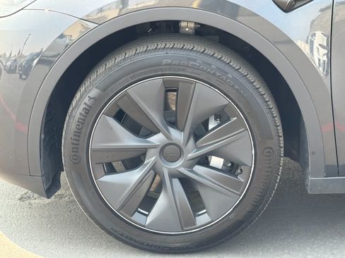 Used 2024 Tesla Model Y Long Range RWD image 30