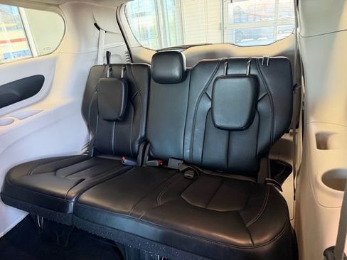 Used 2024 Chrysler Pacifica Touring-L image 16