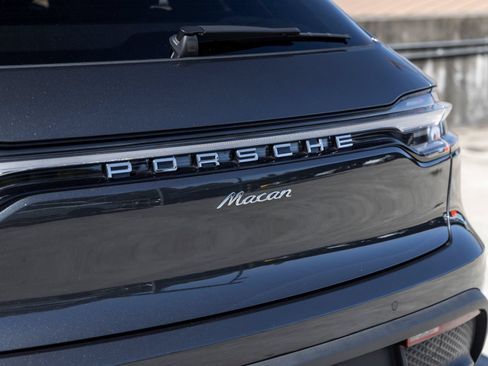 Certified 2023 Porsche Macan AWD/4WD image 22