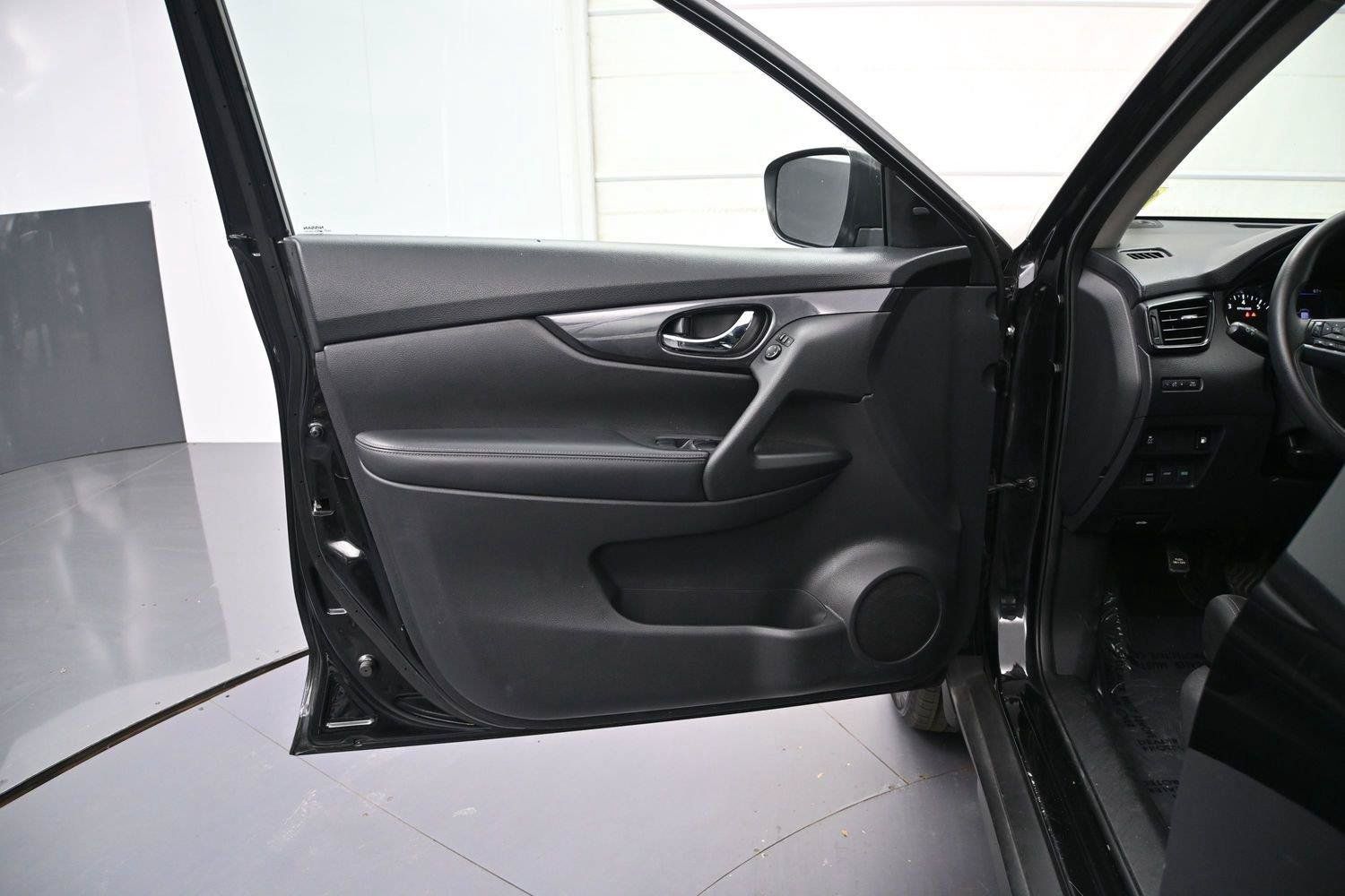 Used 2018 Nissan Rogue S AWD/4WD image 7