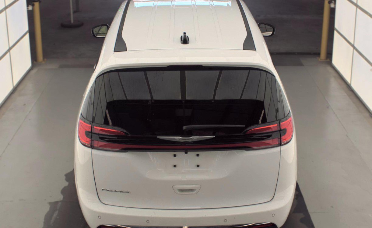 Used 2026 Chrysler Pacifica Select FWD image 5