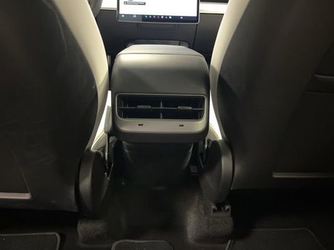 Used 2022 Tesla Model Y Long Range image 18