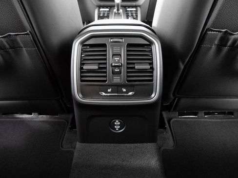 Certified 2026 Porsche Macan AWD/4WD image 21