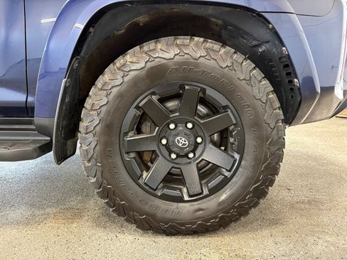 Used 2018 Toyota 4Runner TRD Off-Road Premium AWD/4WD image 25