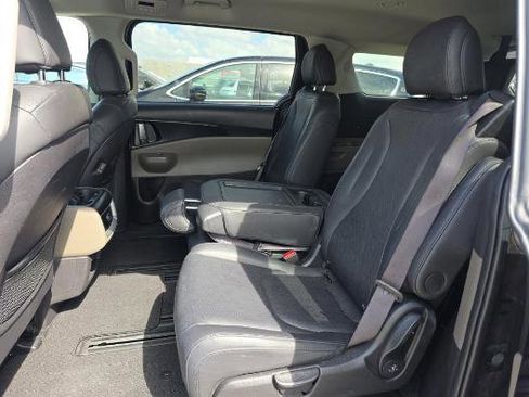 Used 2025 Kia Carnival image 11