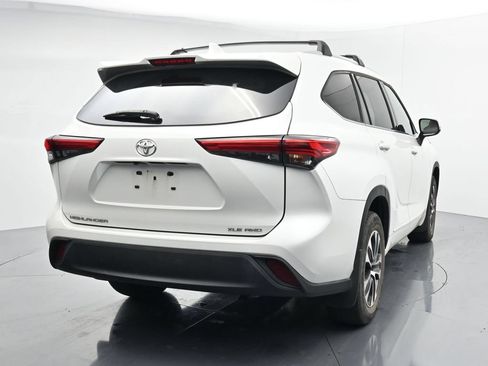 Used 2022 Toyota Highlander XLE AWD/4WD image 6