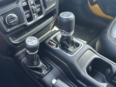 Used 2019 Jeep Wrangler Unlimited Sahara w/ Uconnect 4C Nav & Sound Group image 34