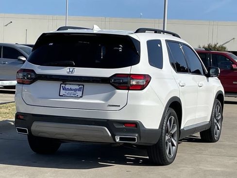 Certified 2025 Honda Pilot Touring image 4