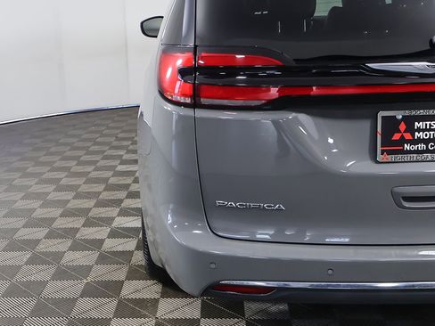 Used 2023 Chrysler Pacifica Touring-L FWD image 16