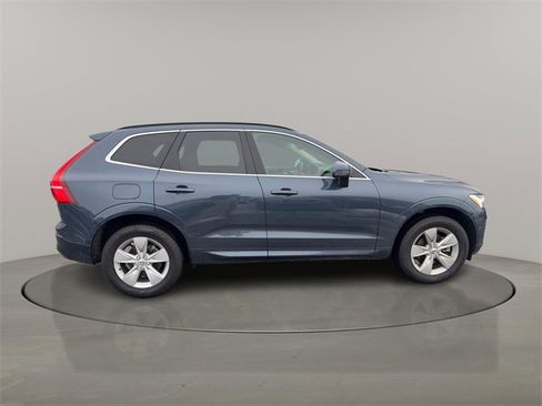 Used 2022 Volvo XC60 B5 Momentum image 8
