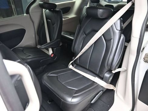 Used 2023 Chrysler Pacifica Touring-L FWD image 13