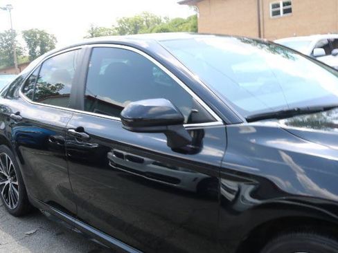 Used 2019 Toyota Camry SE FWD image 3