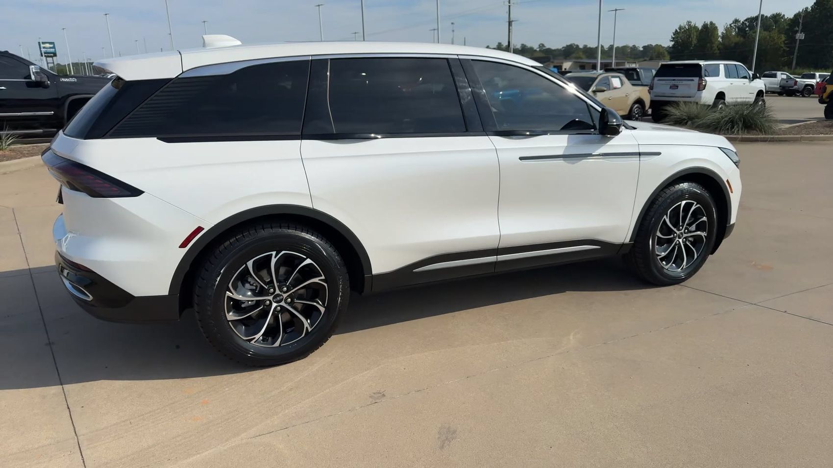 Used 2025 Lincoln Nautilus Premier w/ Equipment Group 102A AWD/4WD image 9