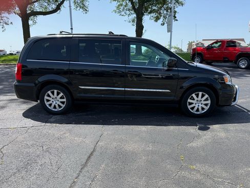 Used 2016 Chrysler Town & Country Touring FWD image 4
