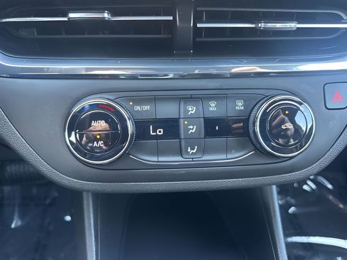 Used 2025 Buick Envista Preferred image 19