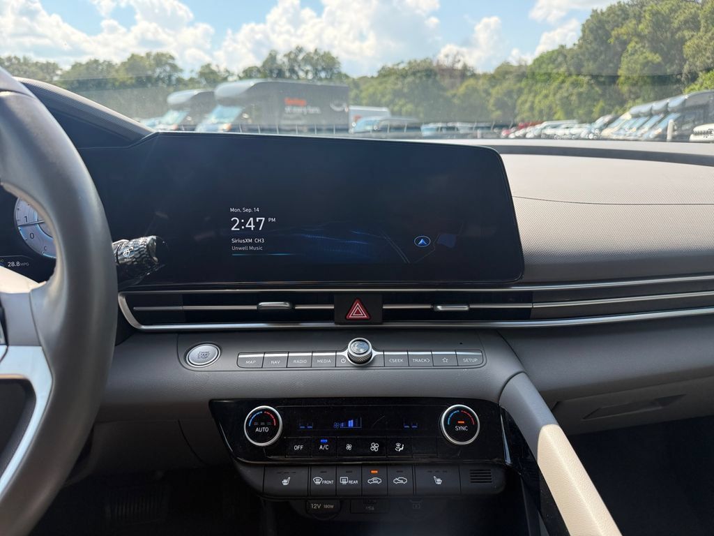 Used 2025 Hyundai Elantra SEL FWD image 21