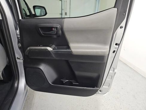 Used 2019 Toyota Tacoma SR5 AWD/4WD image 30
