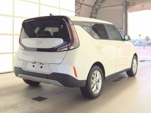 Certified 2025 Kia Soul LX w/ LX Technology Package FWD image 3