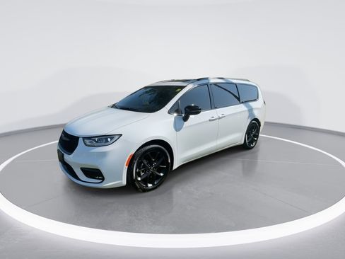 Used 2024 Chrysler Pacifica Touring-L w/ S Appearance Package image 8