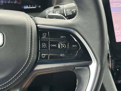 Used 2022 Jeep Grand Cherokee Overland w/ Luxury Tech Group IV AWD/4WD image 29