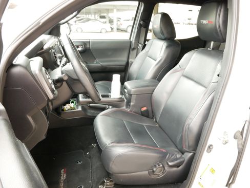 Used 2017 Toyota Tacoma TRD Pro image 2