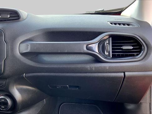 Used 2017 Jeep Renegade Altitude FWD image 18